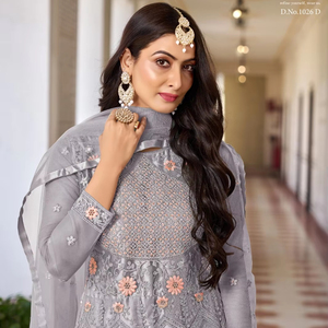 Beauté hivernale intemporelle Shalwar Kameez avec intérieur Santoon et filet papillon élégant Dupatta pour un style festif - Product Image 1