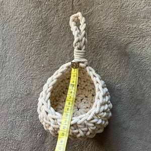 Panier suspendu vert fait à la main, solution de rangement compacte pour les clés, les plantes, les accessoires et la décoration de la maison, en provenance d'Inde - Product Image 2