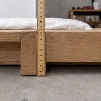 Lit en bois minimaliste japonais Zen réglable, cadre de lit plateforme à profil bas, rembourrage en tissu écologique pour une chambre à coucher paisible