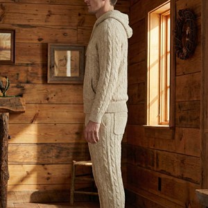 Conjunto de Dos Piezas de Chándal de Punto con Estampado Beige Estilo Old Money de Lujo para Hombre, Suéter de Cuello Alto de Corte Holgado con Parches de Gamuza - Product Image 5