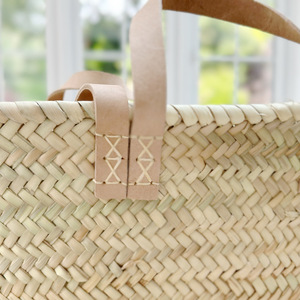 กระเป๋าตะกร้าชายหาดทำด้วยมือสีเบจธรรมชาติพร้อมสายสะพายหนัง - Product Image 3