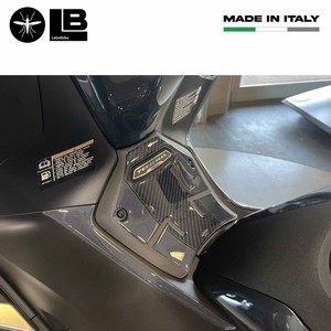 Adesivi 3D per Protezione Poggiapiedi Centrale Compatibili con Yamaha Tmax 2022-5, Adesivi per Scooter e Moto - Product Image 4