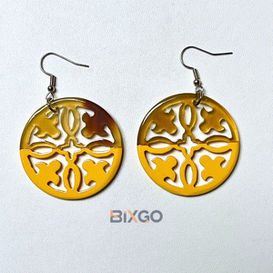 Pendientes de laca hechos a mano de Vietnam con patrón floral amarillo grabado, regalo de accesorios de moda al por mayor personalizado - Product Image 2