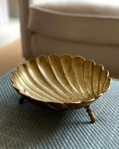 Bol en laiton design avec détails culturels utilisés dans les espaces spirituels des maisons traditionnelles ou des événements festifs - Product Image 6