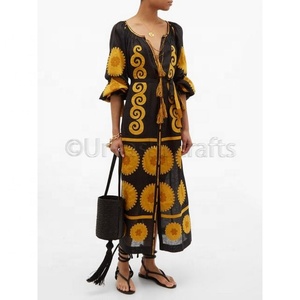 Robe à manches longues ukrainienne faite à la main en noir orange broderie exclusive sur crêpe tissé 100% tissu de coton dernière conception - Product Image 2