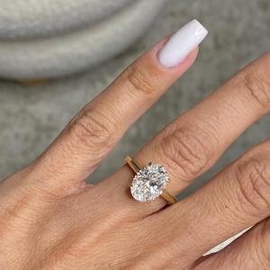 Bague de fiançailles en diamant de laboratoire de 3,10 carats, taille ovale, solitaire, halo caché, cathédrale, or jaune 18 carats, certifiée IGI, cadeau - Product Image 1