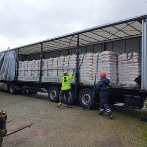 Bûches de bois dur ENplus A1 – Combustible durable pour les marchés d'exportation – Haute valeur calorifique 4500J, faible teneur en cendres 2,5 %, haute densité - Product Image 3