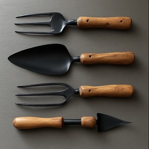 Fourchette décorative en fer à planter en surface patinée antique Outil fait main pour le jardinage, la durabilité et l'extérieur élégant - Product Image 1