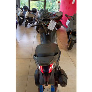 Scooter à deux roues Beverly 300 S en alliage d'aluminium avec moteur sans balais - Product Image 4