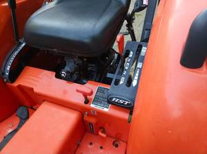Tracteur Kubota L2501 4x4 de 25 CV avec boîte de vitesses et chargeur frontal, garantie de 2 ans, pour usage agricole et horticole - Product Image 3