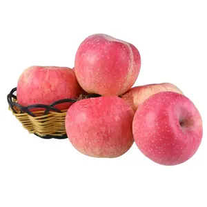 新鮮な赤いおいしいリンゴの新しい作物を販売しています。