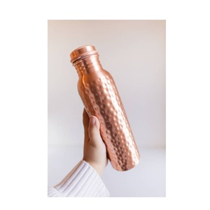 Bouteille en cuivre naturel fabriqué à la main avec des prestations de santé artistiques finies et ayurvédiques parfaites pour un usage quotidien de bien-être - Product Image 1