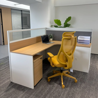 Poste de travail modulaire avec lit pliable, armoire dissimulée et cloison de séparation pour bureau