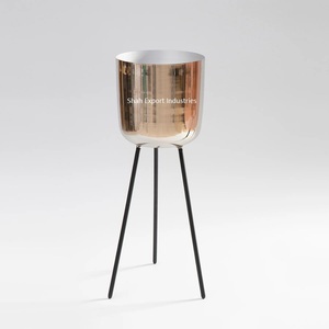 Meilleure vente de jardinière en métal nickelé avec support noir pour la décoration de jardin à la maison et en plein air - Product Image 1