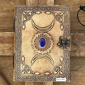 Diario de cuero vintage con piedra de bruja semipreciosa, diseño de triple Luna, cierre de bloqueo, papel de borde de cubierta antigua 200, cuero - Product Image 1