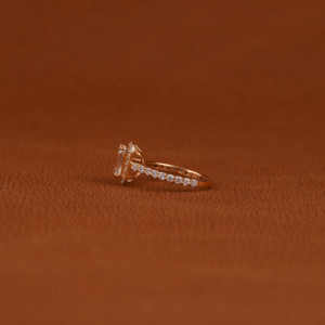 Bague de fiançailles en diamant de laboratoire taillé émeraude luxueux plaqué or 14KT à la mode Halo serti IGI certifié cadeau pour femme - Product Image 2