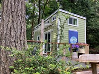 Casa pequeña de dos plantas sobre ruedas, con abundante luz y techos altos. ENVÍO GRATUITO A TODOS LOS PAÍSES.