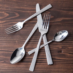 Vente directe d'usine en acier inoxydable argent poli martelé Designer poignée ensemble d'argenterie - Product Image 2