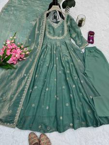 Elegante Conjunto de Vestido Largo de Seda Chinon con Koti y Dupatta, con Hermoso Bordado y Lentejuelas, Perfecto para Ocasiones Especiales - Product Image 5