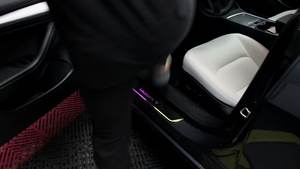 Pour Tesla modèle Y Induction magnétique avec pédale <span class=keywords><strong>de</strong></span> bienvenue lumineuse <span class=keywords><strong>barre</strong></span> <span class=keywords><strong>de</strong></span> <span class=keywords><strong>seuil</strong></span> en acier inoxydable en Fiber <span class=keywords><strong>de</strong></span> carbone titane <span class=keywords><strong>noir</strong></span> - Product Image 5