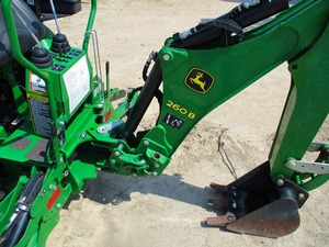 Tracteur utilitaire agricole John Deere 260B avec chargeur frontal et tondeuse, 26 CV - Product Image 5