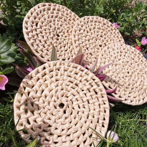 แผ่นรองแก้วสไตล์ชนบททำจากเส้นใยราฟเฟีย สำหรับตกแต่งโต๊ะสไตล์ฟาร์มเฮาส์ สร้างลุคธรรมชาติอบอุ่น พร้อมคุณสมบัติป้องกันเครื่องดื่มอย่างมีประสิทธิภาพ - Product Image 1