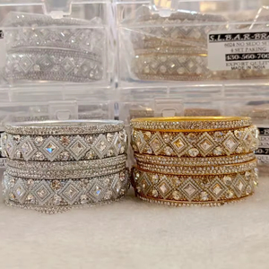 Ensemble exclusif de bracelets Rajwadi pour femmes vêtements de mariée bracelets en métal cloutés en pierre de style traditionnel disponibles en plusieurs couleurs - Product Image 1