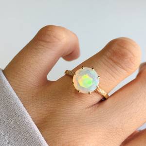 Bague de luxe unisexe en or 14 carats avec opale naturelle d'Éthiopie Welo taillée et diamants pavés, pierre de naissance d'octobre, pour mariage et soirée - Product Image 5