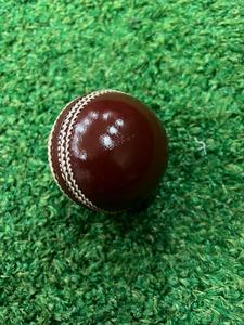 Ensemble de quatre balles de cricket en cuir rouge sur mesure avec logo personnalisé, balle de cricket dure - Product Image 6