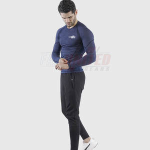 Camisa de compresión de gimnasio ajustada para hombre, cómoda con paneles de malla transpirable - Product Image 4