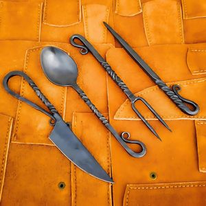 Ensemble de couverts vikings forgés à la main de haute qualité, 4 pièces (fourchette, cuillère, couteau), légers et portables, couverts médiévaux avec étui en cuir pour le camping - Product Image 2