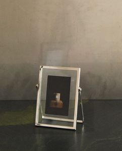 Cadre photo en métal conçu pour compléter les thèmes de décoration de luxe avec un design minimal, une brillance métallique et une élégance - Product Image 4