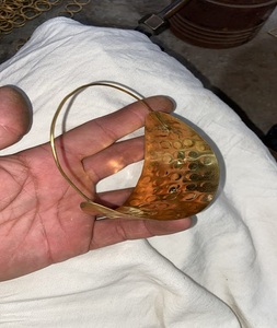 Pendiente liso con acabado de martillo de gran calidad superventas, pendiente colgante chapado en oro mate de latón para fiesta de chica a la moda - Product Image 4