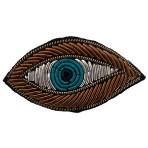 Broche brodée de haute qualité avec des perles, petite plume argentée, options de couture sur tissu et d'épingle de sûreté disponibles - Product Image 6