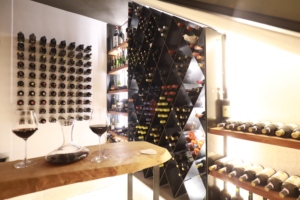 Meuble à vin moderne personnalisable en bois avec étagères de rangement lumineuses pour bar à domicile - Product Image 4