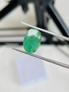 Esmeralda Natural de Zambia, Corte Ovalado, 4.71 Quilates, Piedra Preciosa de Buena Calidad, Lustre, Color Verde Bonito, Pulido Perfecto para Cualquier Joyería - Product Image 2