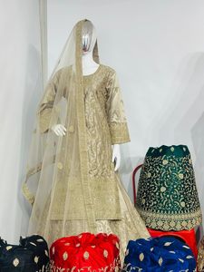 Ensemble Lehenga de mariée complet et lourd avec haut long, travail en pierre de Jarkan, 15 couleurs et 4 modèles de mariage d'hiver. - Product Image 5