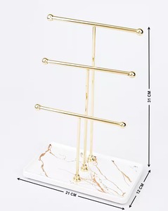 Support élégant en or avec plateau blanc pour une décoration intérieure élégante, idéal pour servir des snacks, des gâteaux et des fruits, parfait pour le mariage et la fête. - Product Image 4