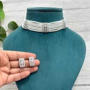 Exclusivo Juego de Collar con Piedras de Circonita Cúbica con Acabado Plateado de Diseño de Alta Calidad con Aretes, Colección de Joyería para Bodas para Mujer - Product Image 1