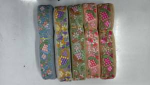 Tela de encaje bordado floral colorida vibrante y detallada con patrones intrincados, perfecta para la moda de alta gama - Product Image 5