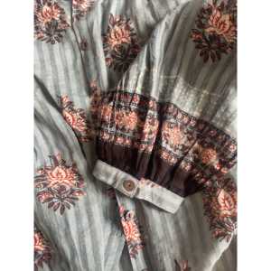 Blusa Omara para Mujer, Estampado Floral a Cuadros, Camisa Larga con Bordado de Encaje, Popelina, Talla XL, Uso Diario, 100% Algodón, Botones, Color Ceruleo Niebla - Product Image 2