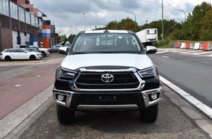 Nouvellement utilisé Toyotas Hilux Executive Pick Truck 6 cylindres 4x4 boîte de vitesses manuelle automatique direction à gauche intérieur sombre - Product Image 6