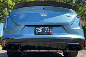 2023 CLEAN C a d i l l a c CT4 Boîte de vitesses automatique Sièges en cuir intérieur foncé R18 Pneus AWD Drive Arrière ACC Manuel - Product Image 2