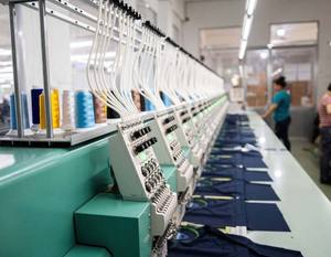 Vente en gros de vêtements de sport pour l'industrie Bomber noir noir-or personnalisé Varsity Letterman Jacket - Product Image 6