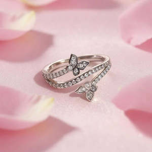 Bague papillon en diamant platine avec placage en rhodium - Option de fiançailles romantique et élégante - Product Image 1