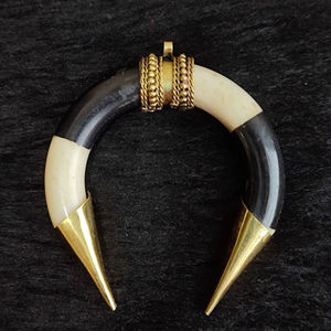 Collier avec pendentif en os de buffle, bijoux tribaux naturels et durables pour femmes, haute qualité - Product Image 1