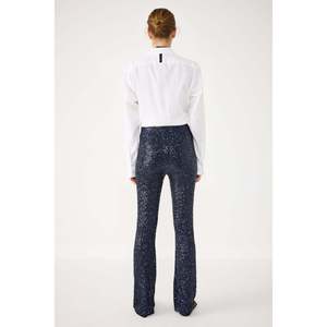 Pantalones Casuales de Corte Regular en Tela Elástica Brillante - Product Image 6