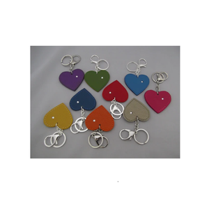 Llavero de cuero con forma de corazón, llavero de coche de Metal de amor, llavero colorido personalizado de corazón pequeño de alta calidad - Product Image 2