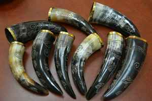 Cuerno Vikingo para Beber de Alta Calidad con Grabado, Artesanía Natural Hecha de Cuerno de Vaca y Buey con Soporte de Cuero, Diseño Nórdico de Ágata - Product Image 5