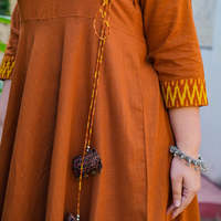 Kurti Anarkali en coton flammé grande taille style Angrakha, couleur marron, tenue traditionnelle élégante, coupe confortable, tissu doux à motifs